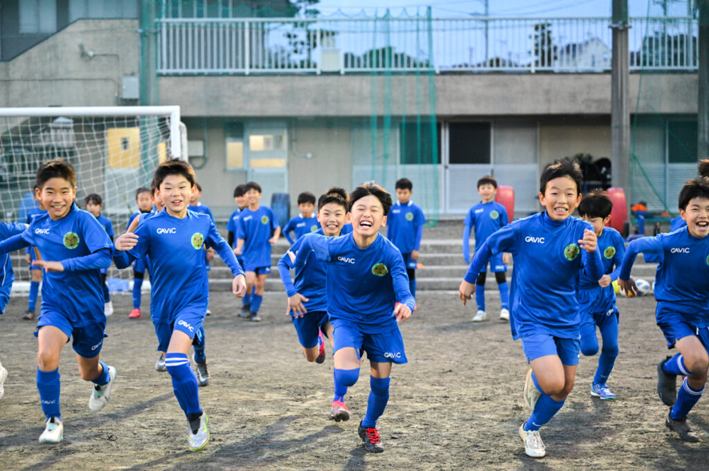 走る子供の写真